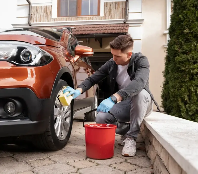 Lavage auto à domicile Neuvic-Entier : professionnel intervenant sur un véhicule